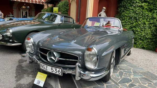 Mercedes 300 SL Roadster, представен на автомобилното изложение в Женева през 1957 г., няма много общо с известната си затворена сестра с врати тип "крило на чайка". Двата модела споделят двигателя, скоростната кутия и предницата, но всичко останало е напълно различно. Екземплярът във Villa d'Este е закупен нов в Масачузетс, САЩ през 1960 г. Графитената каросерия (db190) и червеният кожен интериор (db1079) са изключително запазени. Тази особена грижа се дължи преди всичко на неговия втори собственик, който го обгрижва в продължение на почти 50 години толкова маниакално, че го оставя дори с оригиналните гуми.